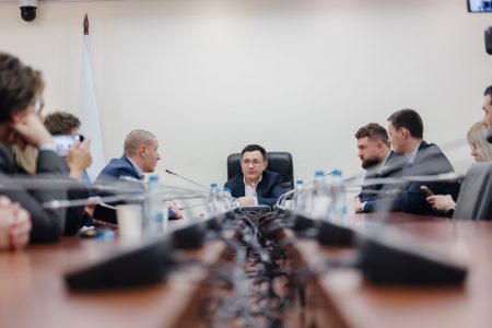 Евгений Серков (VPG LaserONE) и Валерий Селезнев (ЛДПР) на встрече лауреатов премии 