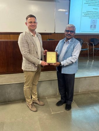 Артур Андреев из VPG LaserONE получает премию им. В.П. Гапонцева от AATL в Индии за инновации в волоконных лазерах