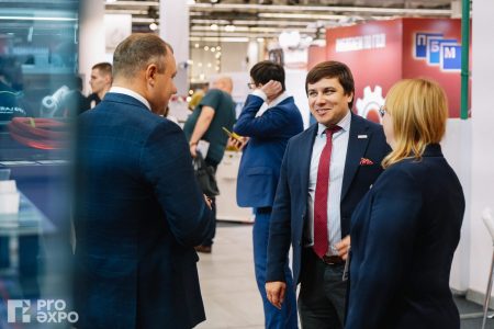 Деловое общение на стенде VPG LaserONE: Металлообработка.Металлургия-2025, Пермь Деловое общение на стенде VPG LaserONE: Металлообработка.Металлургия-2025, Пермь