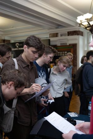 День карьеры физфака МГУ 2025: студенты, изучающие фотонику и лазерную физику День карьеры физфака МГУ 2025: студенты, изучающие фотонику и лазерную физику