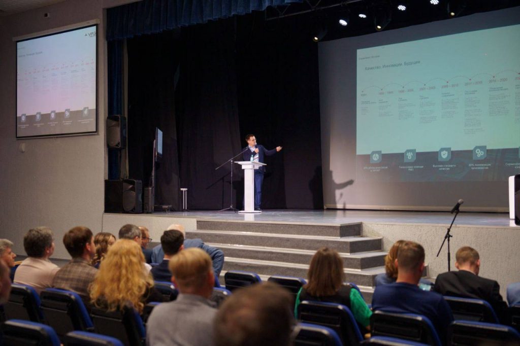 Иван Обронов во время доклада о волоконных промышленных лазерах на ВКВО-2025