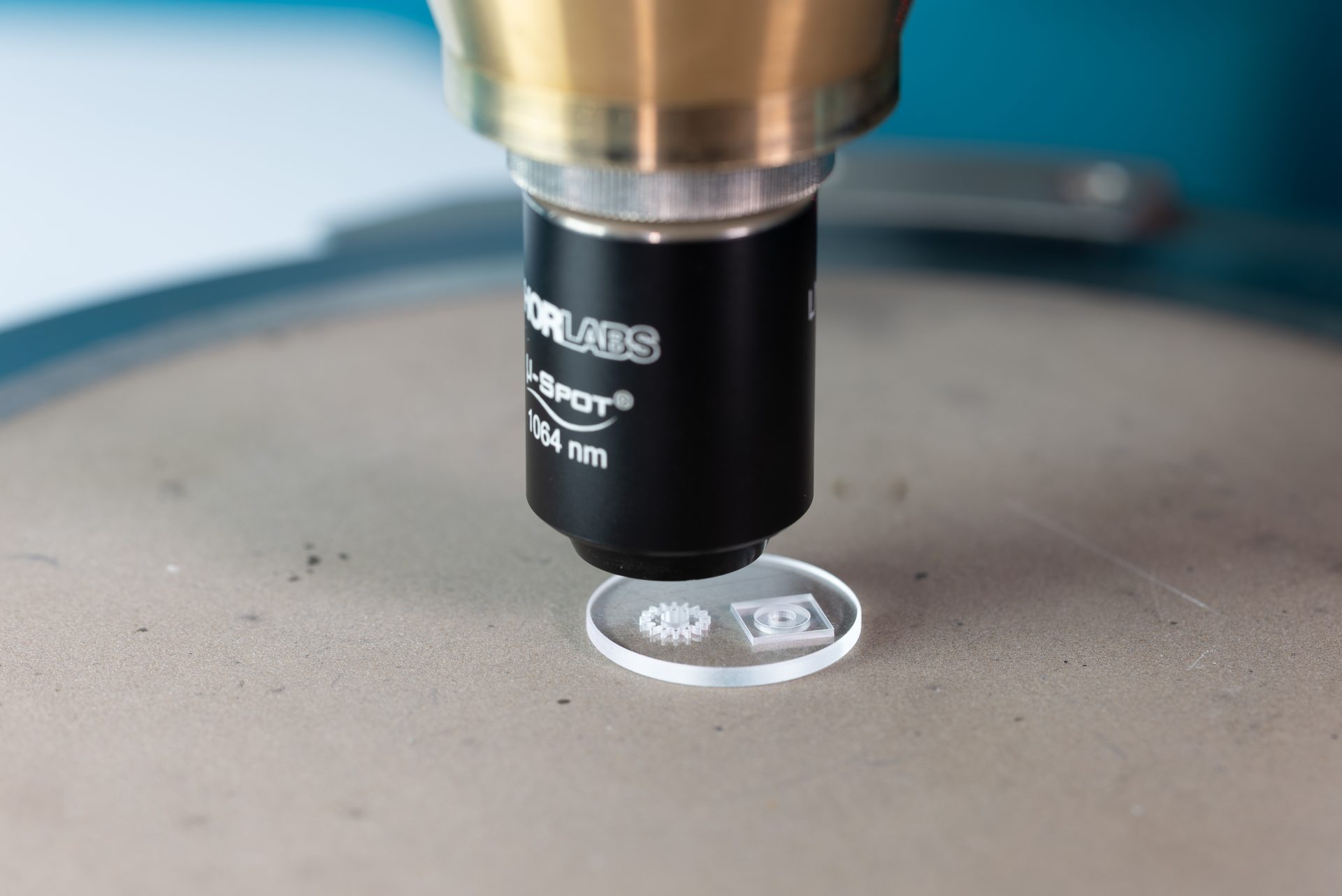 Для лазерного травления установка микрообработки оснащается микрообъективом