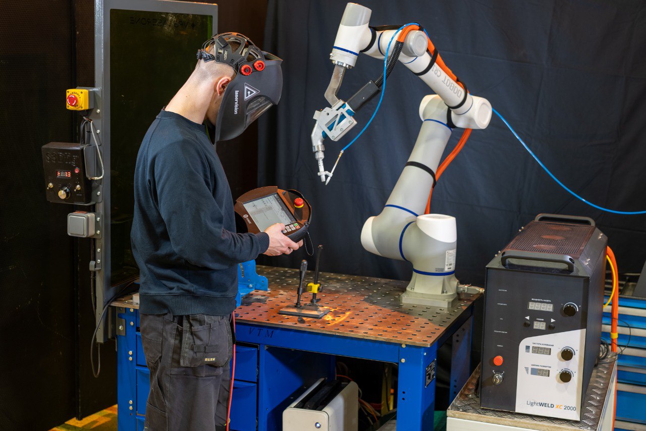 uchebnij-stend-kompleksa-robotizirovannoj-lazernoj-svarki Учебный стенд комплекса роботизированной лазерной сварки LightBOT