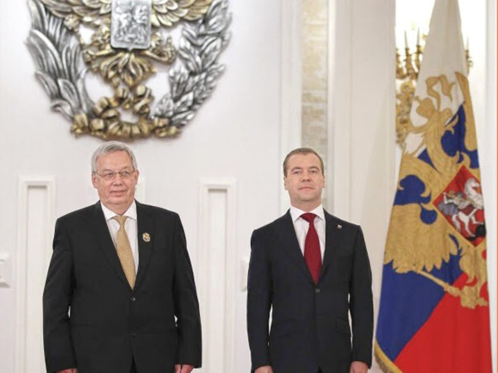 Д.А. Медведев и В.П. Гапонцев на церемонии вручения государственной премии в Кремле 2011