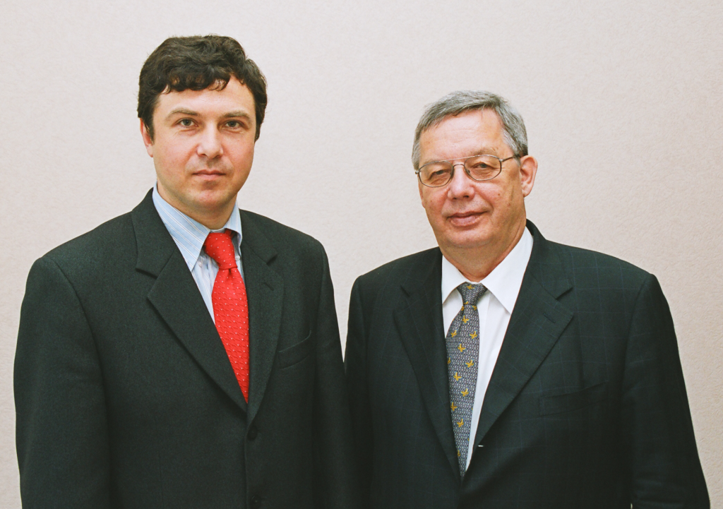 Разработчики волоконных лазеров В.П. Гапонцев и И.Э. Самарцев