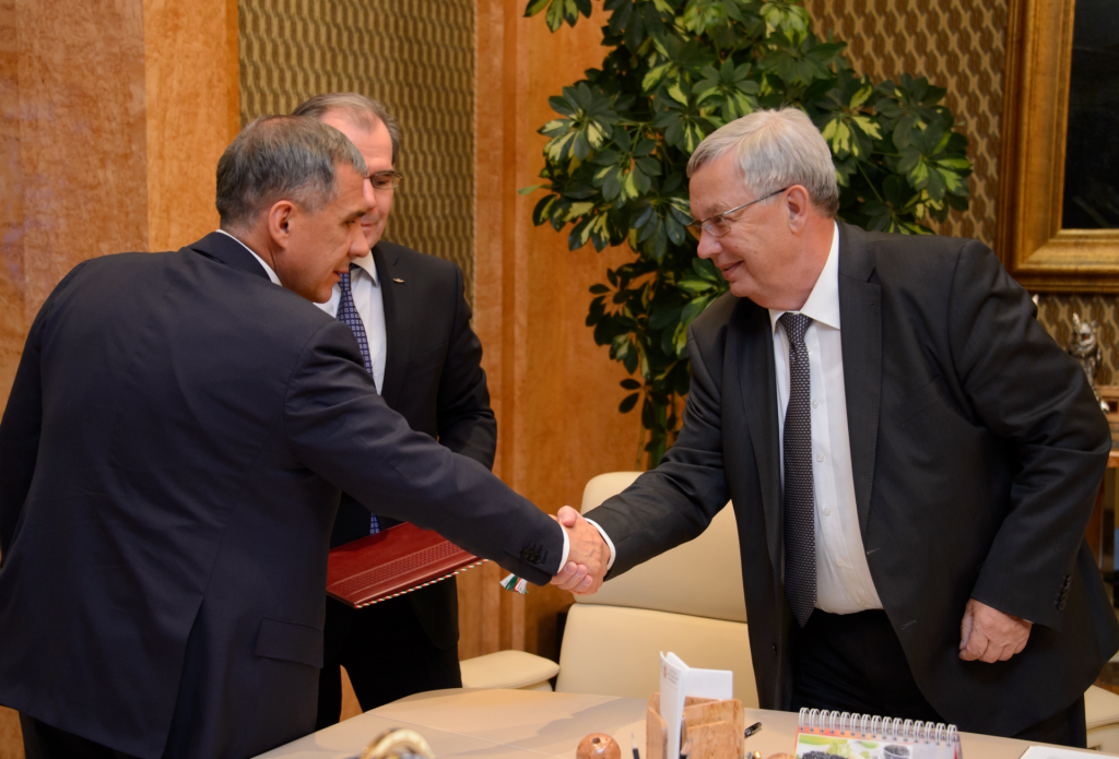 В.П. Гапонцев и Р.Н. Минниханов в Казани, 2015