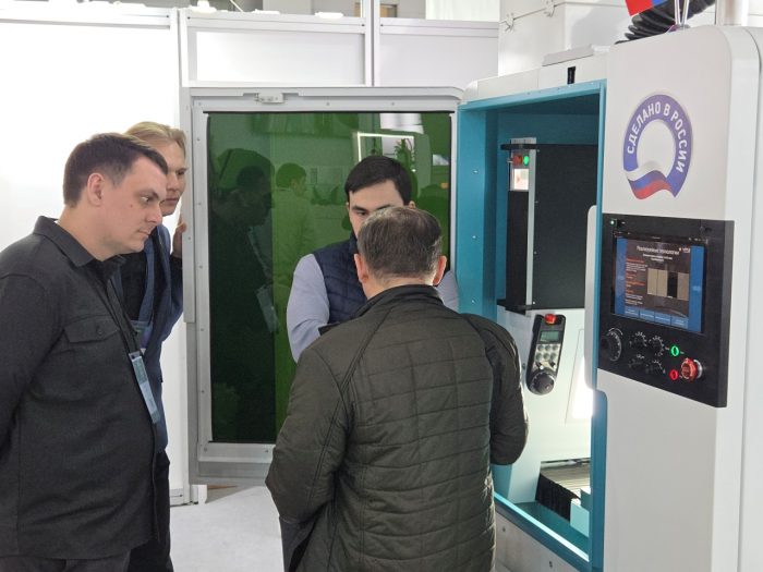 Демонстрация системы лазерной микрообработки FL-Micro потенциальным заказчикам на выставке ExpoElectronica-2026