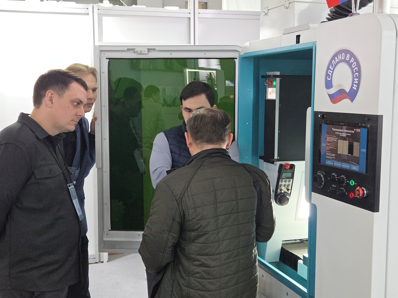 Демонстрация системы лазерной микрообработки FL-Micro потенциальным заказчикам на выставке ExpoElectronica-2026