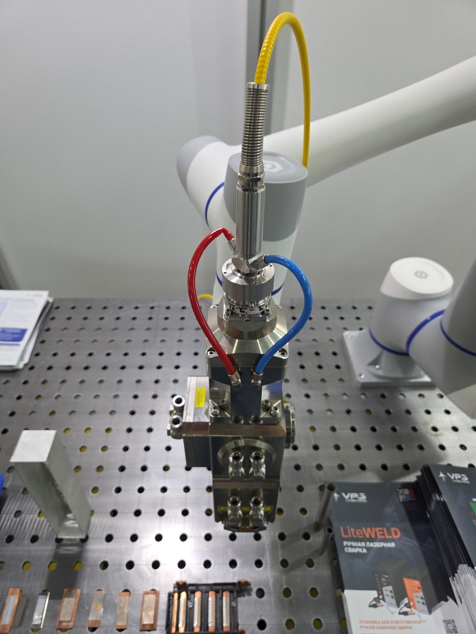 Сварочная оптическая голова на коботе, подключенная к лазерному источнику 6 кВт