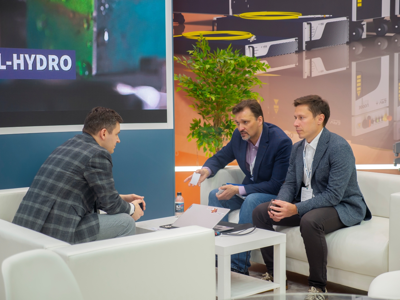 Переговоры на стенде VPG LaserONE, выставка Переговоры на стенде VPG LaserONE, выставка
