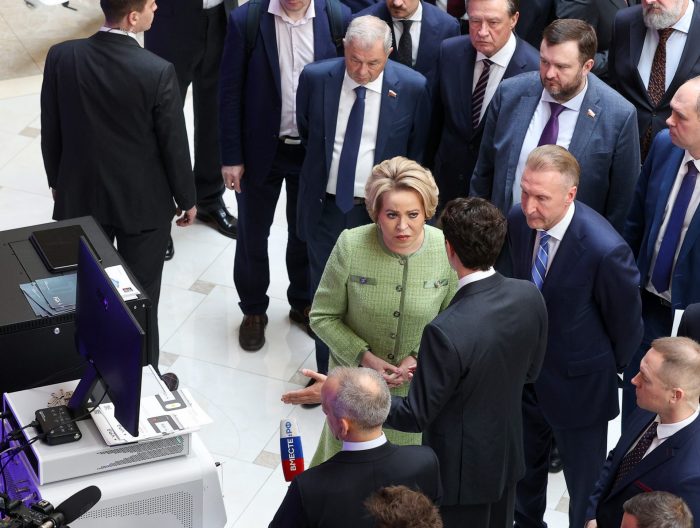 Валентина Матвиенко и Игорь Шувалов знакомятся в волоконной техникой VPG LaserONE